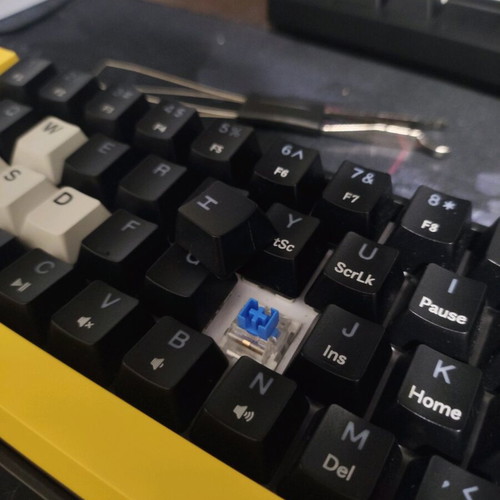 Keyboard like new with keycap puller and mousepad
