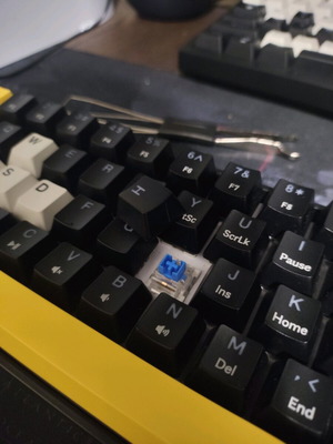 Keyboard like new with keycap puller and mousepad
