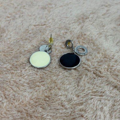 Asymmetrical design earrings like new, black and white