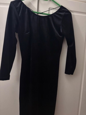 Velvet black dress with open back, one size short, new