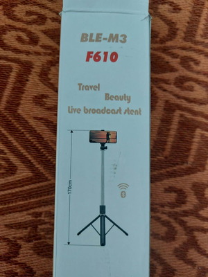 Tripod with Bluetooth Photo Shutter for mobiles like new