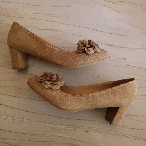 Beige suede pumps like new, size 38