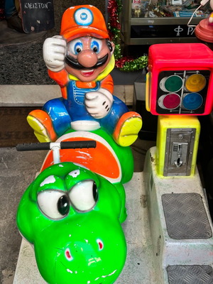 Κερματοφόρο μηχάνημα περιπτέρου Σούπερ Μάριο μεταχειρισμένο, διαστάσεις 110x100x80cm, δεν λειτουργεί