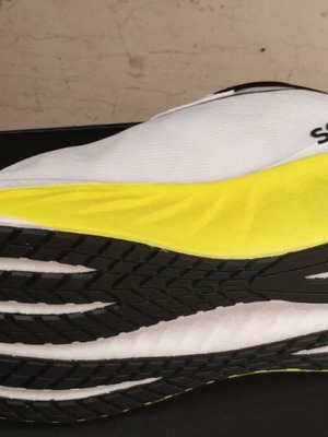Saucony Triumph 22 athletic shoe new, size 42.5, white and yellow