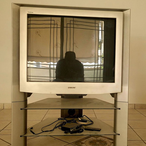 Sony Trinitron KV-34FQ75D TV like new with stand and decoder