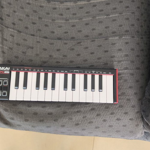 Akai LPK-25-MK2 midi keyboard like new
