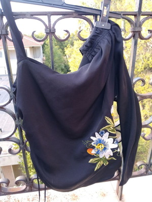 Μπλούζα Karen Millen με ένα μανίκι, σαν καινούργια, μαύρη με κέντημα