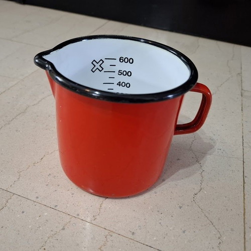 Vintage enamel measuring cup used, 600ml mastrapas