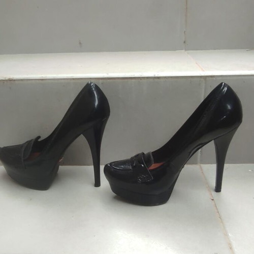 Schutz No 40 patent leather pumps like new, black leather