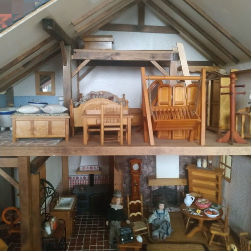 Collectible traditional Deagostini house with 4 figures and equipment