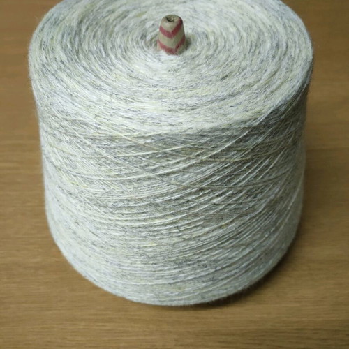 Light ecru yarn 2/20 like new, approximately 1 kilo