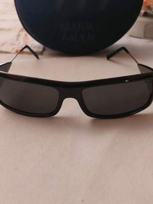 Prada sunglasses black like new for men or women