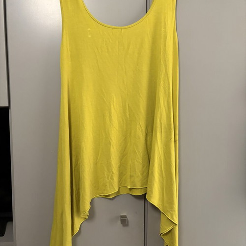 Women's blouses pack of 2 Large and Extra Large like new, black and yellow