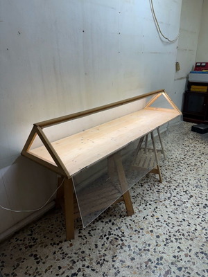 Βιτρίνα καταστήματος με led φως και 2 τρίποδα σαν καινούργια