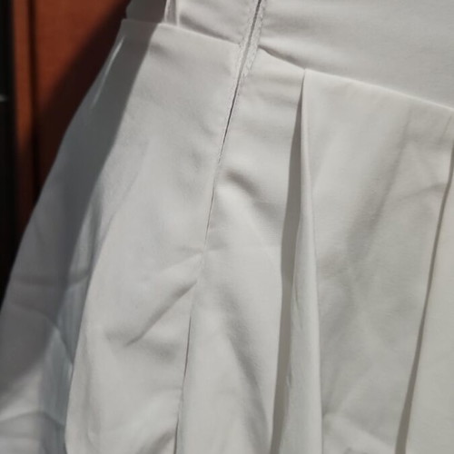 White shorts skirt with ribbon and hidden zipper small like new