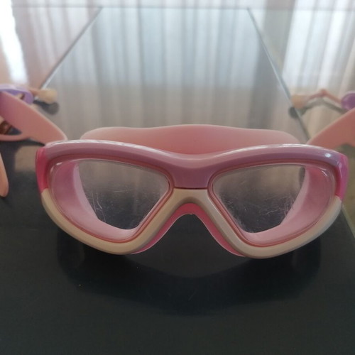 Swimming goggles for girls used with suction cup