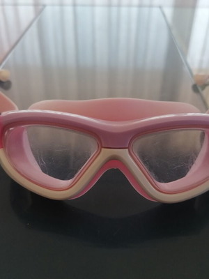 Swimming goggles for girls used with suction cup