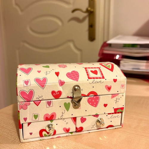 Jewelry box used in good condition