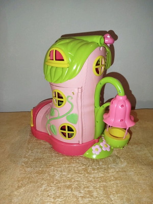Boot house with minor defects and box