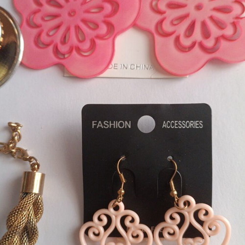 Jewelry set new with 3 pairs of pink earrings and gold bracelet