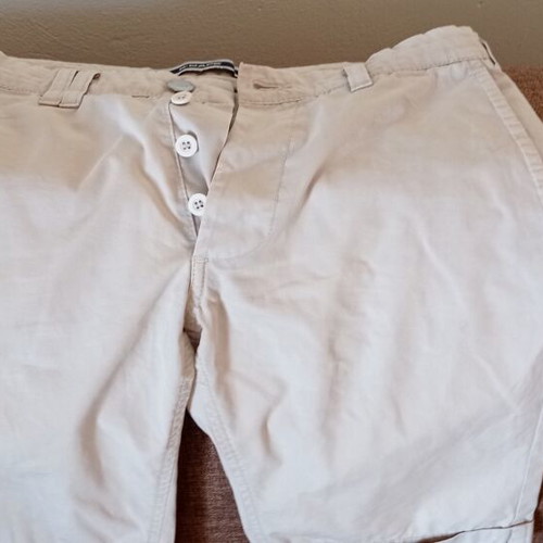 Men's beige bermuda shorts like new, size 44