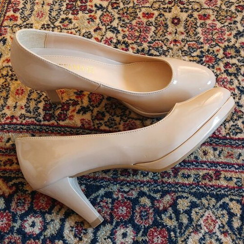 Stefania pumps new, size 38, beige patent leather