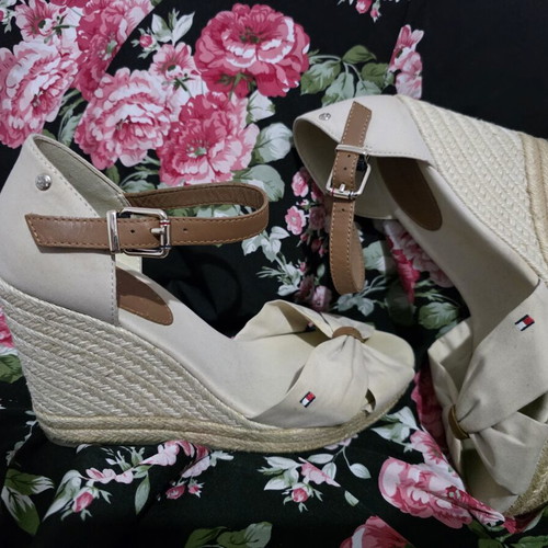 Tommy Hilfiger beige platform sandals size 40