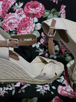 Tommy Hilfiger beige platform sandals size 40
