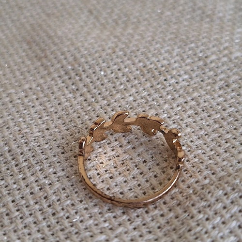 Ring with leaf wreath design like new, gold color