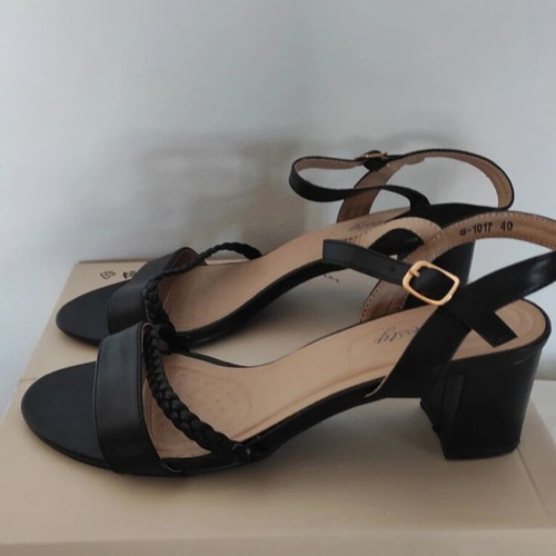 Black sandals size 40 like new