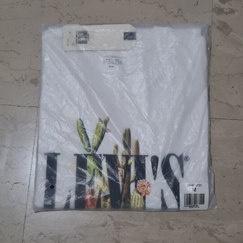 Levi's T-shirt new, white with multicolor print, size M