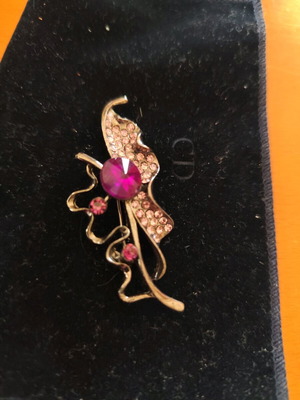 Purple brooch with rhinestones new