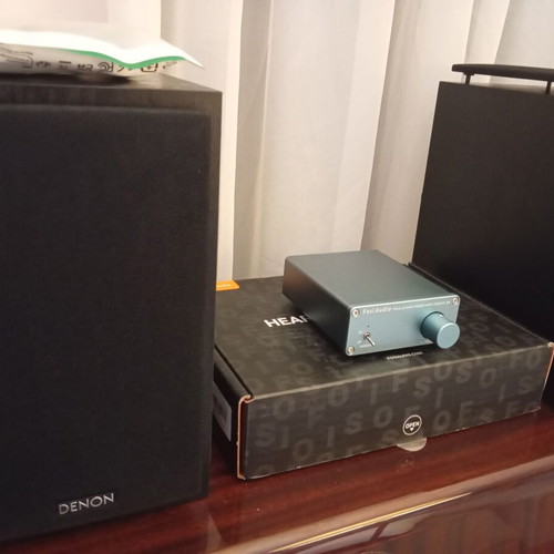 Fosi Audio V1.0G 2x50W amplifier with Denon SC-M41 bookshelves and cables