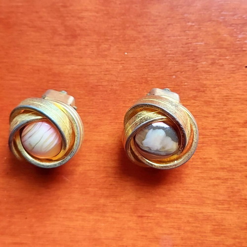 Vintage earrings with semi-precious stones used, pink and gold
