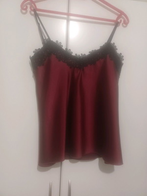 Top like new size M, black and red
