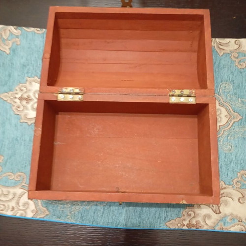 Vintage jewelry box like new with key