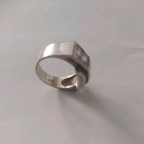Women's silver ring used