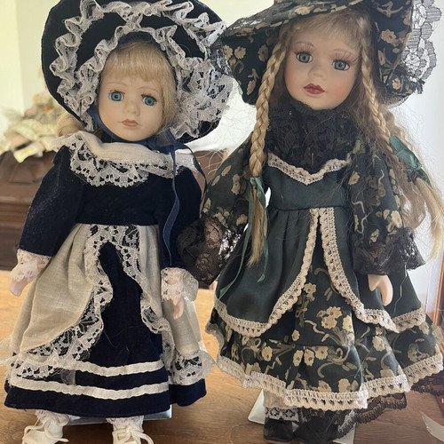 Pair of porcelain dolls with hats, 30 cm