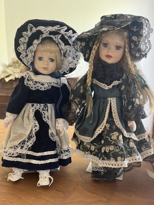Pair of porcelain dolls with hats, 30 cm