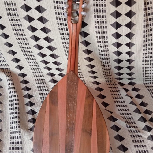 Cretan Mandolin like new, mulberry body and katsrani top