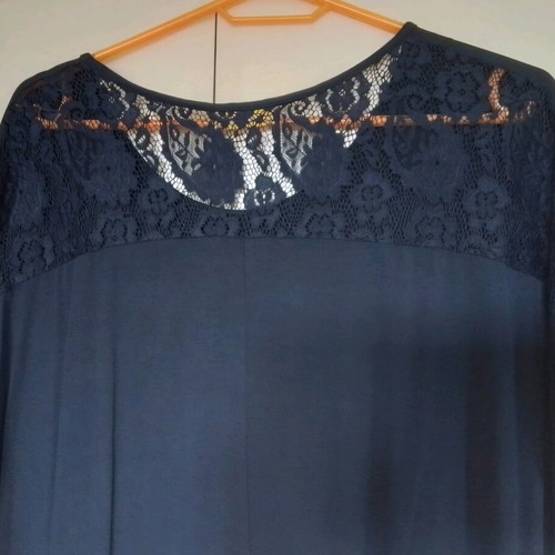 Short-sleeve blouse blue like new, large size with design and lace
