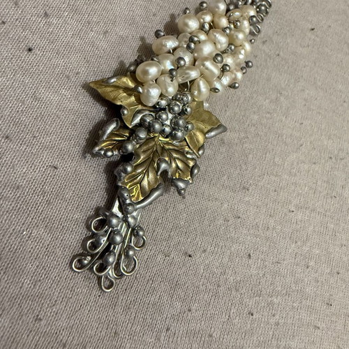 Pearl brooch handmade, like new, vine design