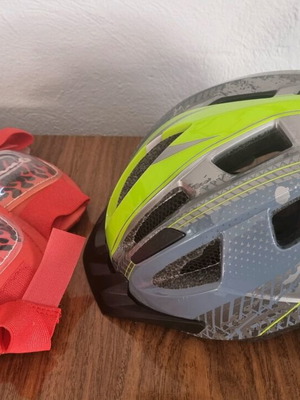 Παιδικό κράνος με φωτάκι και επιγονατίδες σαν καινούργιο