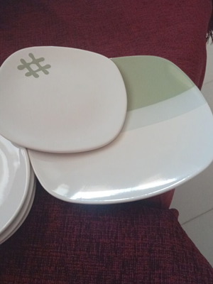 Serving platter with four porcelain plates like new, square