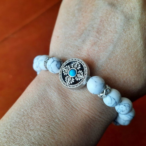 Bracelet with white Haolite semi-precious stones, metal cross and beads new