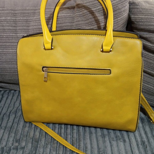 Yellow shoulder bag used with many compartments, leatherette