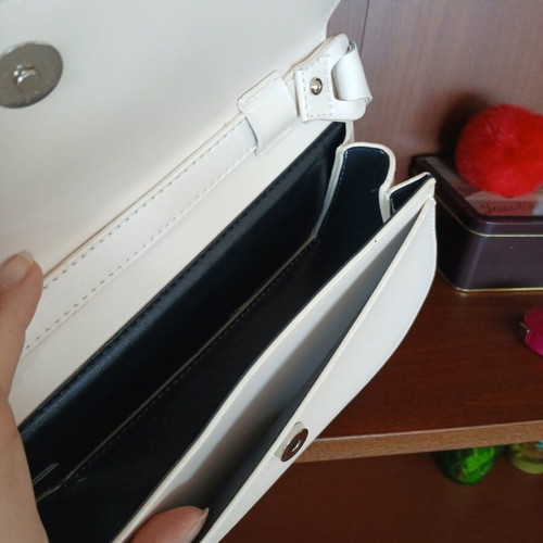 Shoulder bag ecru with magnetic clasp, new, spacious