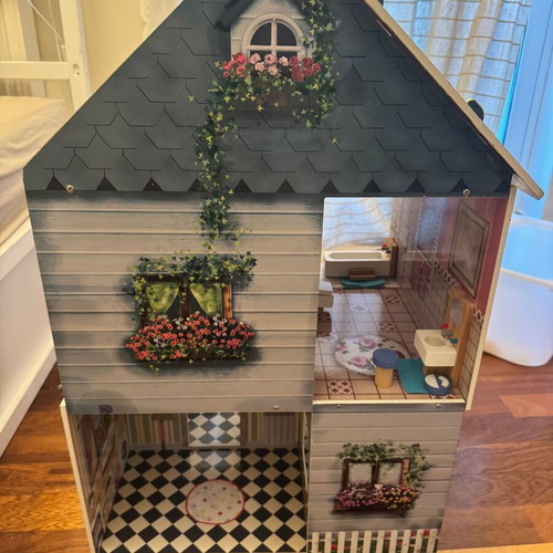 Amanda & Family Dollhouse like new, wooden with wheels by Imaginarium