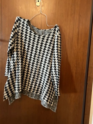 Asymmetric pullover like new, one size, black and white