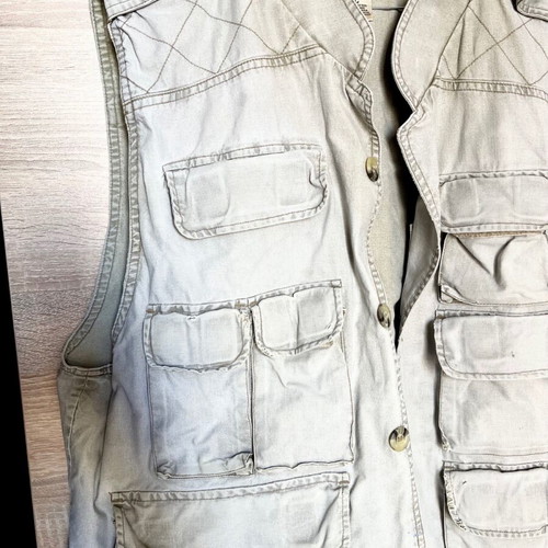 Men's vest large used with many pockets and wear
